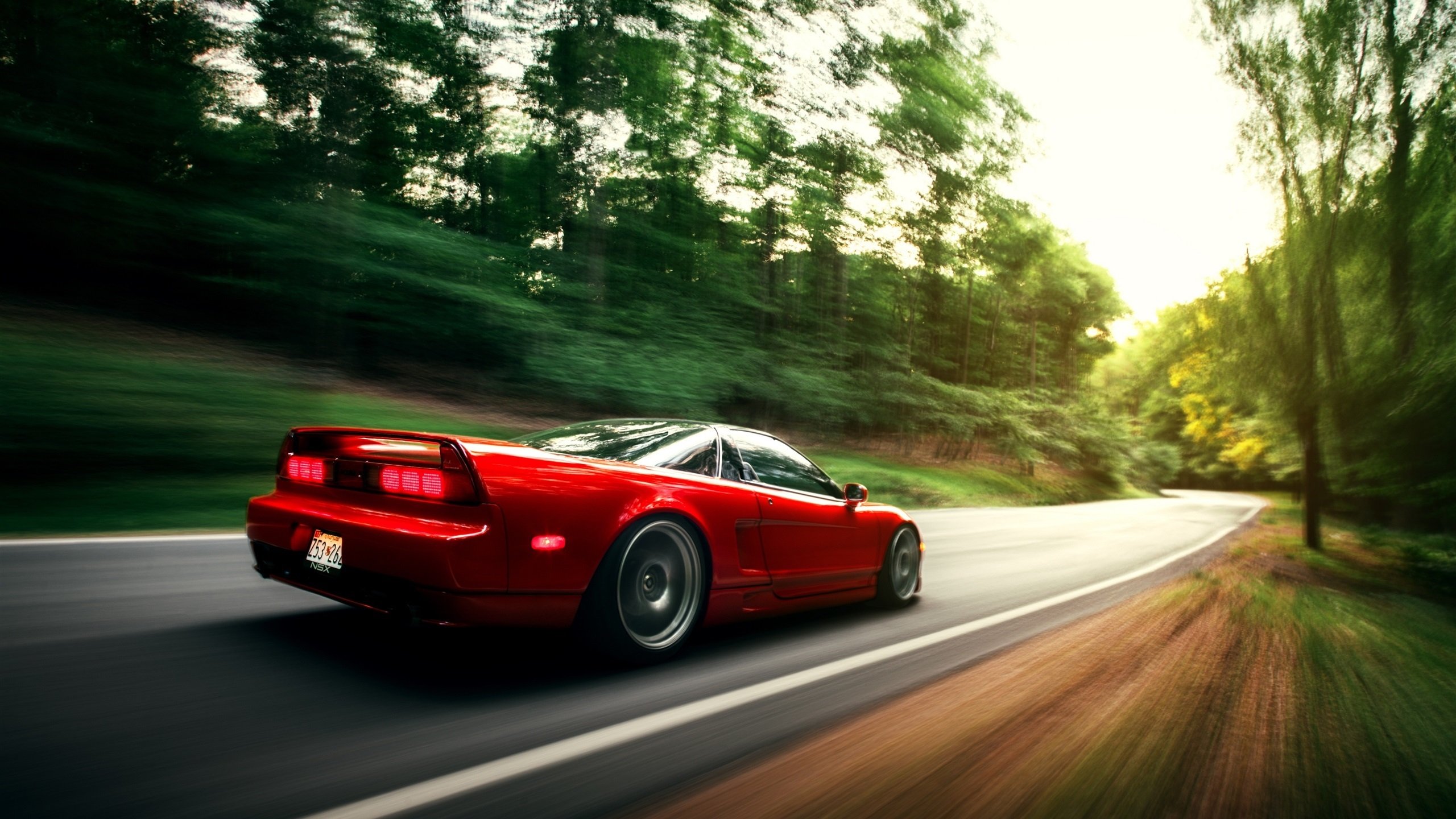 爱游戏官网-唯一性的赛道传奇，红牛鏖战索伯，拉塞尔刷新纪录