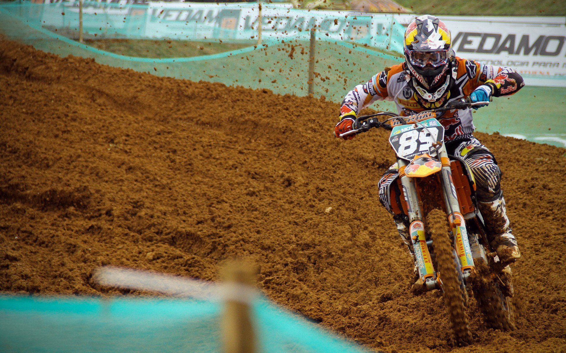 乌克兰踏平厄瓜多尔，苏亚雷斯在英超争冠接管比赛的足球交响曲